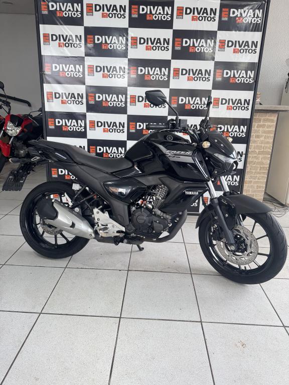 YAMAHA FZ 15 Fazer - Foto