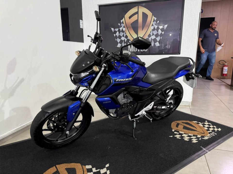 YAMAHA FZ 15 Fazer - Foto