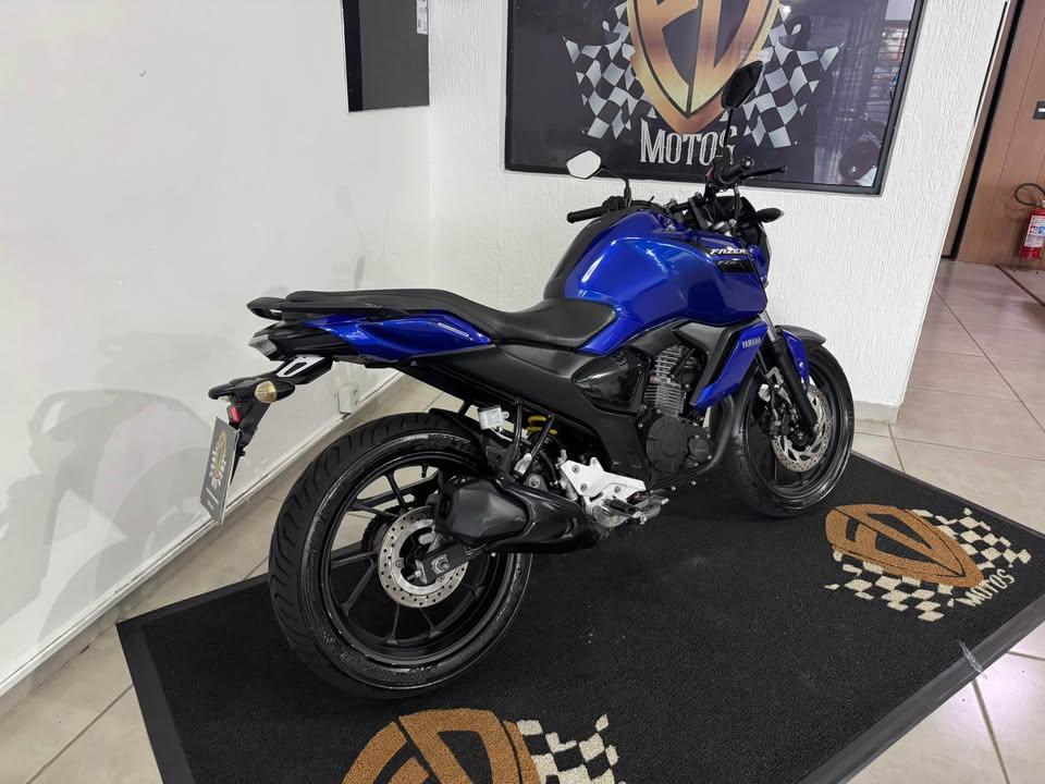 YAMAHA FZ 15 Fazer - Foto