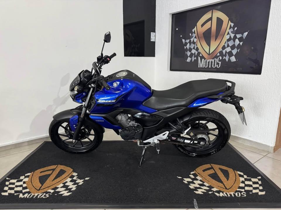 YAMAHA FZ 15 Fazer - Foto