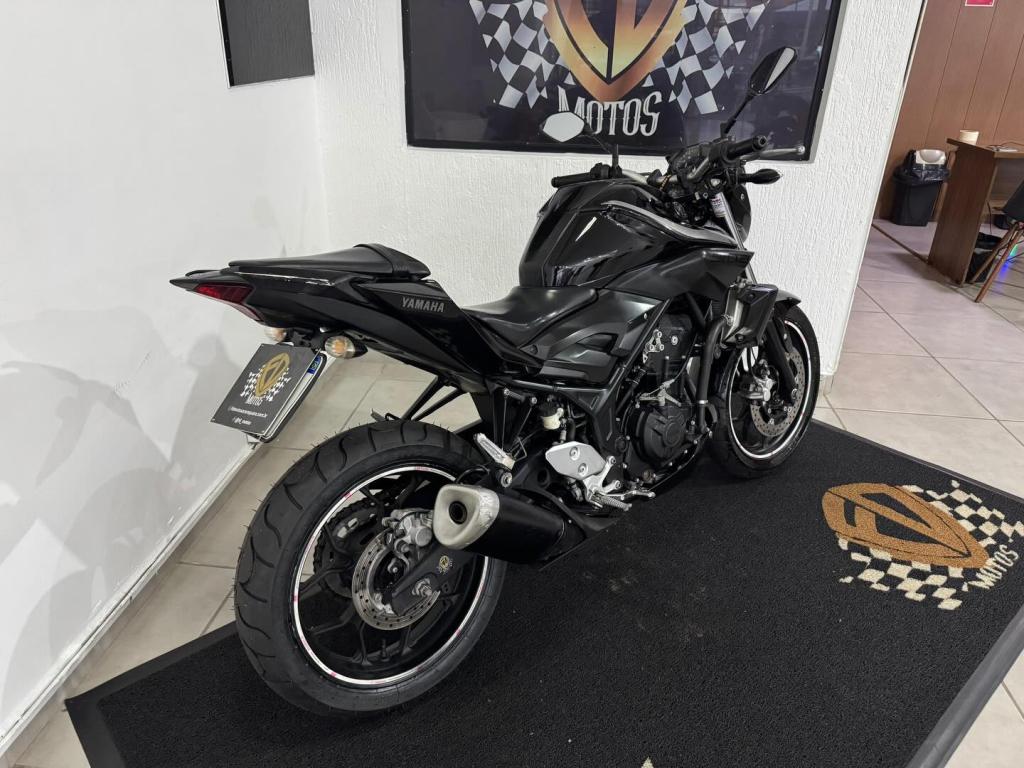 YAMAHA MT-03 300 - Foto