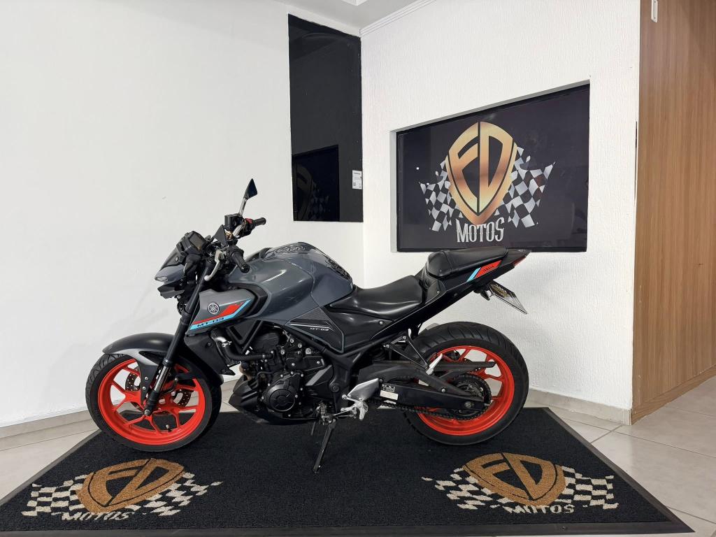 YAMAHA MT-03 300 - Foto