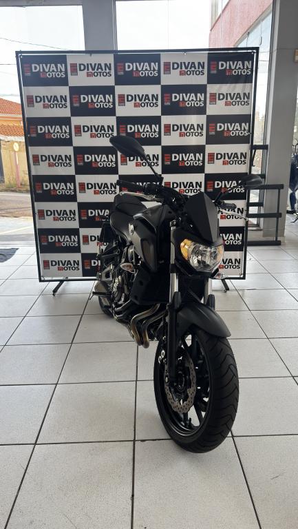 YAMAHA MT-07 700 - Foto