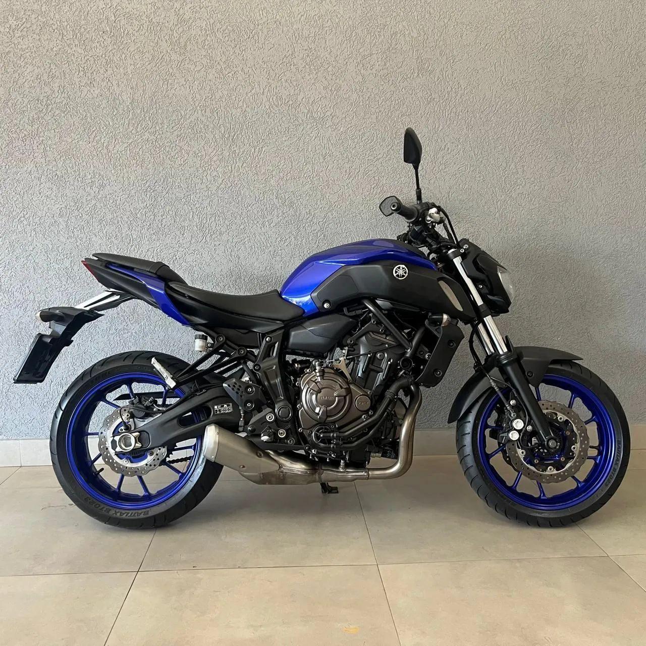 YAMAHA MT-07 700 - Foto