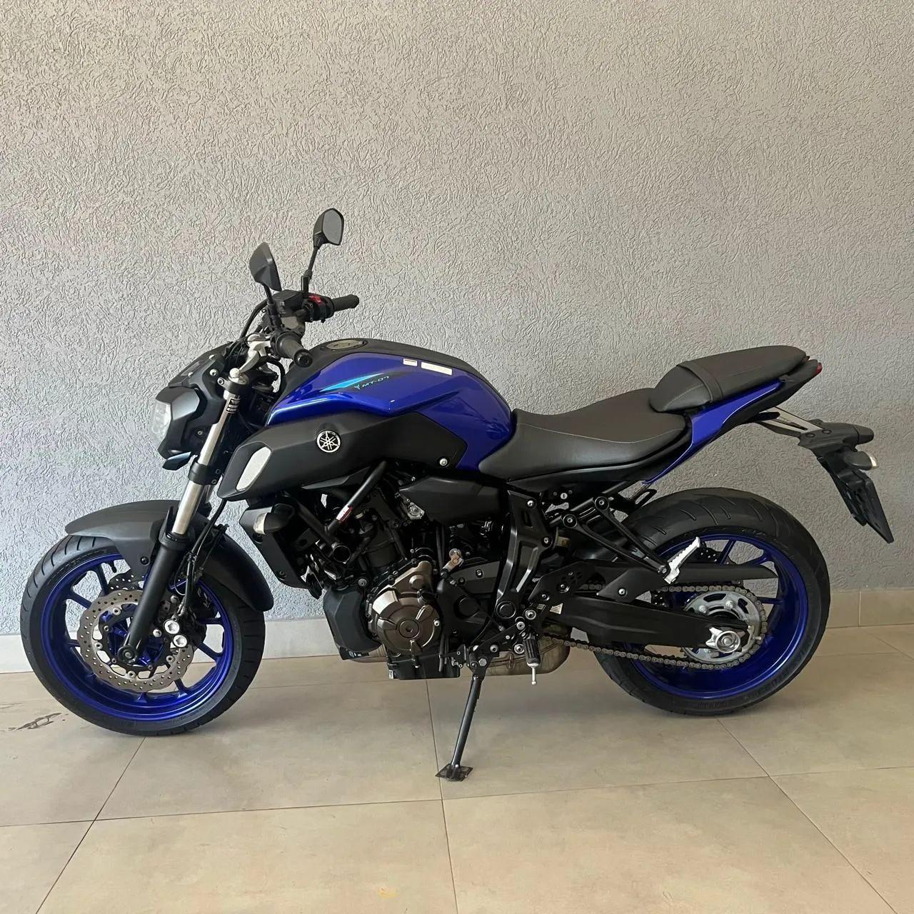 YAMAHA MT-07 700 - Foto