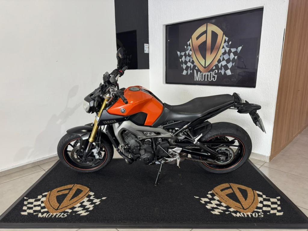 YAMAHA MT-09 850 - Foto