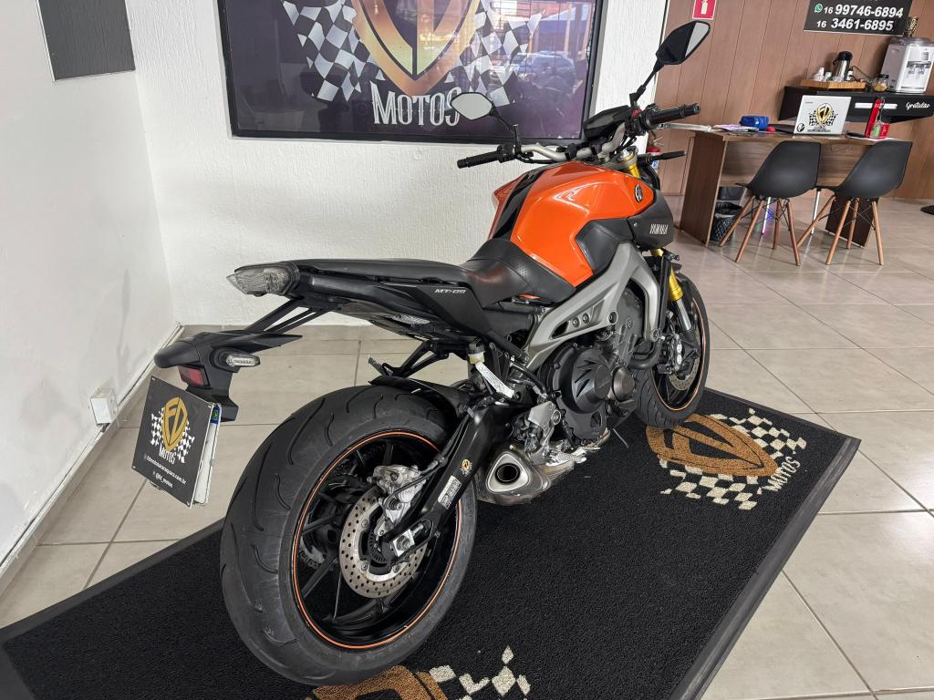 YAMAHA MT-09 850 - Foto