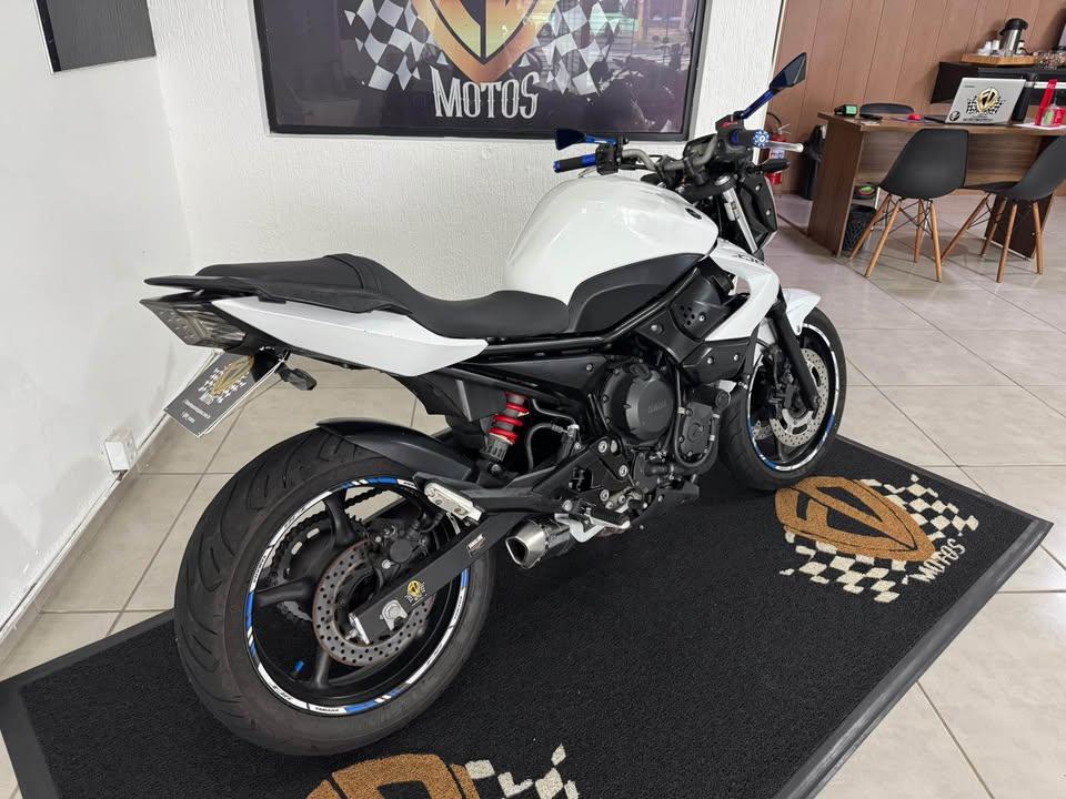 YAMAHA XJ6 600 - Foto