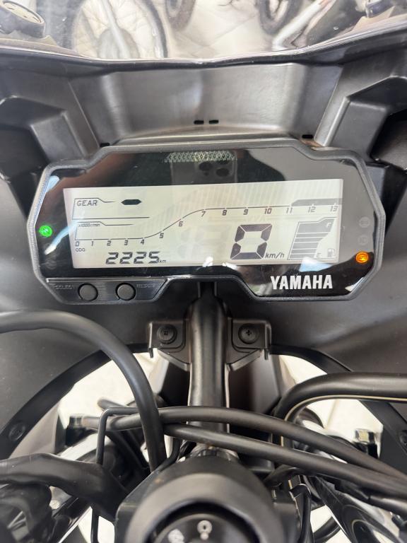YAMAHA YZF R15 150 - Foto
