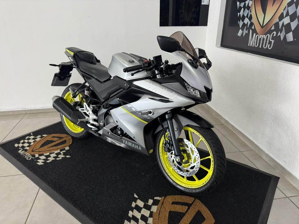 YAMAHA YZF R15 150 - Foto