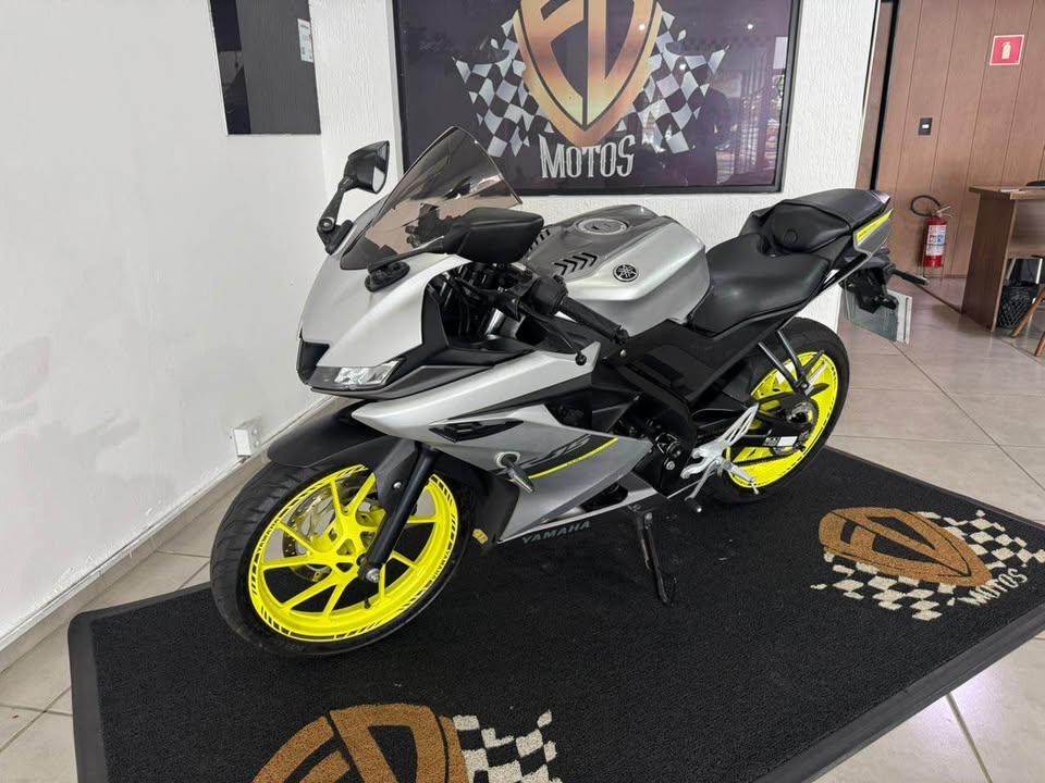 YAMAHA YZF R15 150 - Foto