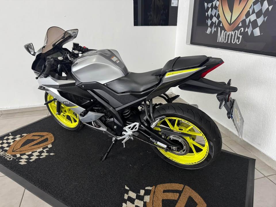 YAMAHA YZF R15 150 - Foto