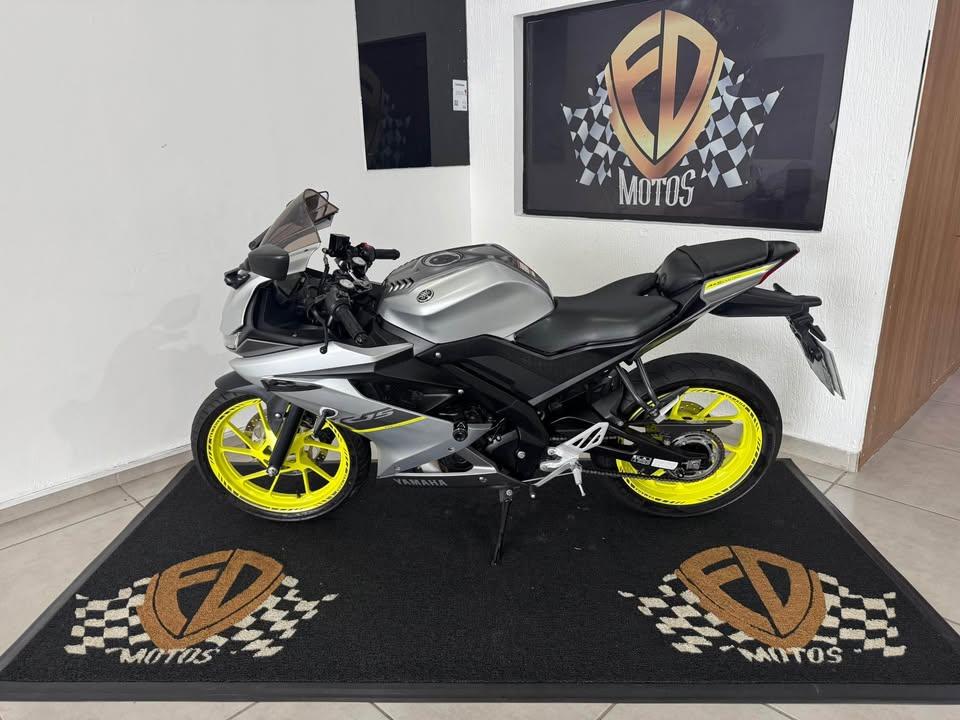 YAMAHA YZF R15 150 - Foto