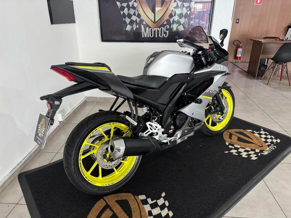 YAMAHA YZF R15 150 - Foto