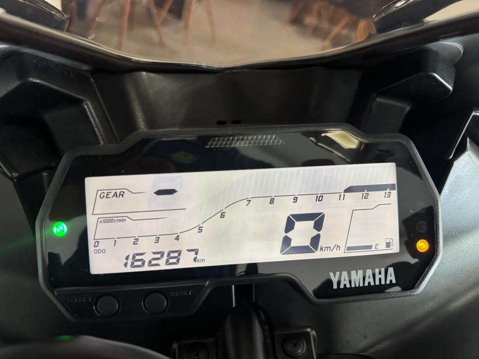 YAMAHA YZF R15 150 - Foto