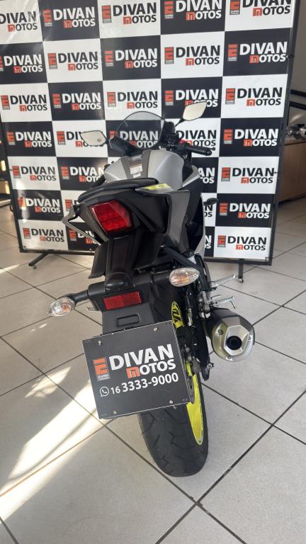 YAMAHA YZF R15 150 - Foto