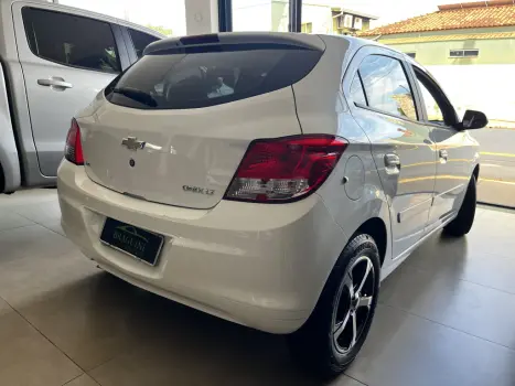 CHEVROLET Onix Hatch 1.4 4P FLEX LT, Foto 4