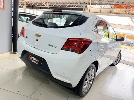 CHEVROLET Onix Hatch 1.4 4P FLEX LT, Foto 4
