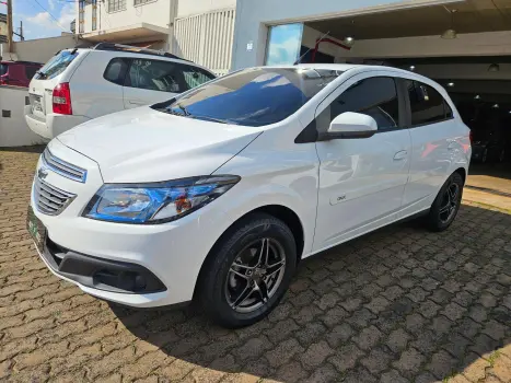 CHEVROLET Onix Hatch 1.4 4P FLEX LT, Foto 3