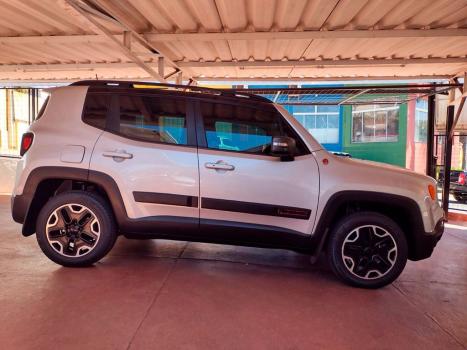 JEEP Renegade 2.0 16V 4P TURBO DIESEL TRAILHAWK 4X4 AUTOMÁTICO, Foto 8 JEEP Renegade 2.0 16V 4P TURBO DIESEL TRAILHAWK 4X4 AUTOMÁTICO, Foto 8