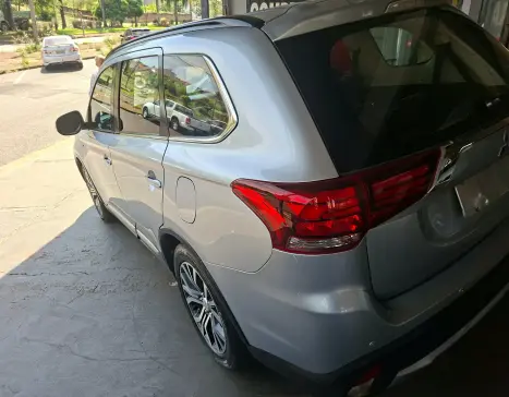 MITSUBISHI Outlander 3.0 V6 24V 4P GT 4X4 AUTOM�TICO, Foto 3