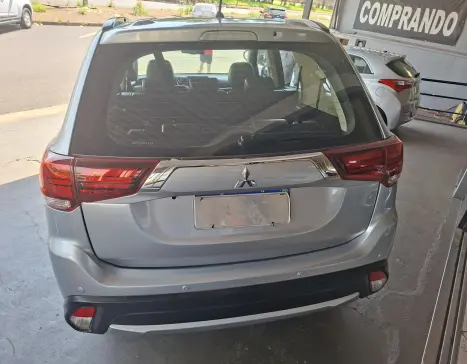 MITSUBISHI Outlander 3.0 V6 24V 4P GT 4X4 AUTOM�TICO, Foto 4