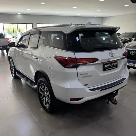 TOYOTA Hilux SW4 2.8 4P SRX 4X4 TURBO DIESEL AUTOMTICO, Foto 3