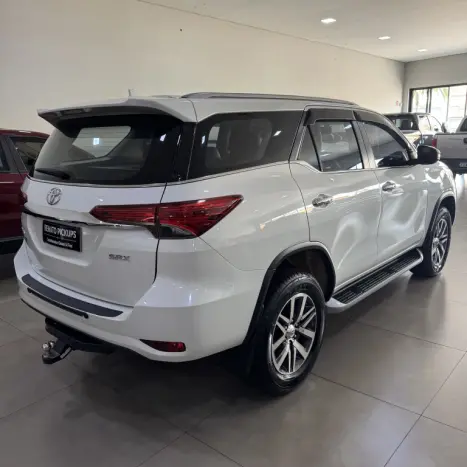 TOYOTA Hilux SW4 2.8 4P SRX 4X4 TURBO DIESEL AUTOMTICO, Foto 4