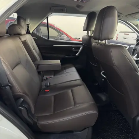 TOYOTA Hilux SW4 2.8 4P SRX 4X4 TURBO DIESEL AUTOMTICO, Foto 11