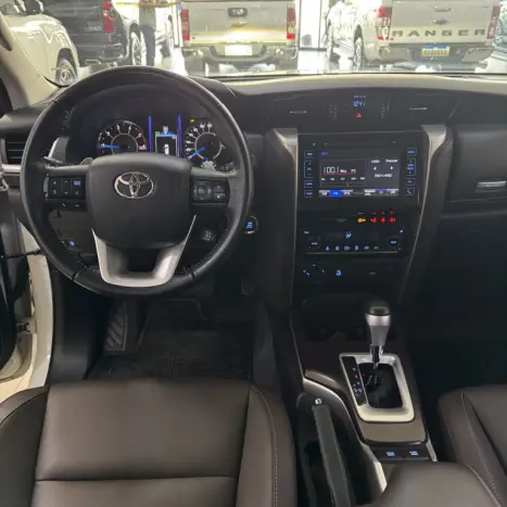 TOYOTA Hilux SW4 2.8 4P SRX 4X4 TURBO DIESEL AUTOMTICO, Foto 12