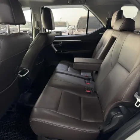 TOYOTA Hilux SW4 2.8 4P SRX 4X4 TURBO DIESEL AUTOMTICO, Foto 13