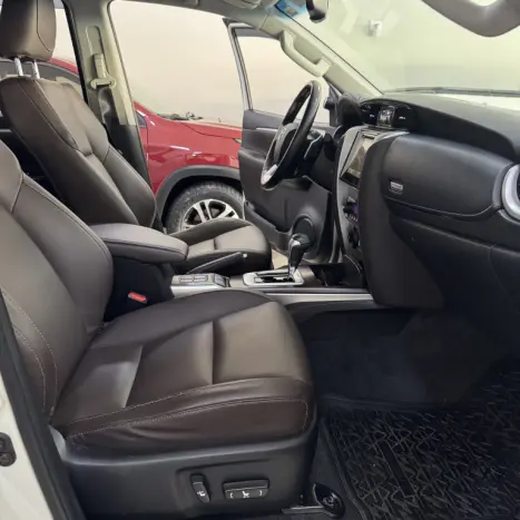 TOYOTA Hilux SW4 2.8 4P SRX 4X4 TURBO DIESEL AUTOMTICO, Foto 16