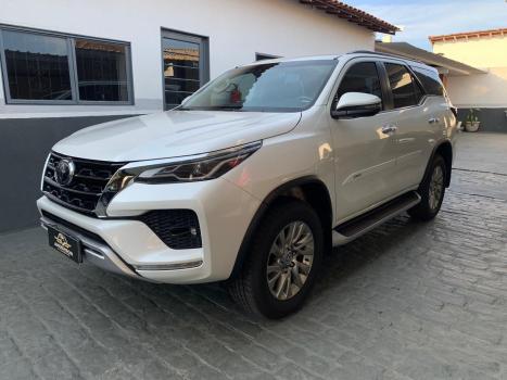 TOYOTA Hilux SW4 2.8 16V 4P SRX PLATINUM 4X4 7 LUGARES TURBO DIESEL AUTOMTICO, Foto 3