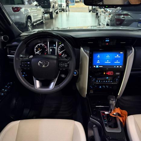 TOYOTA Hilux SW4 2.8 4P SRX 4X4 DIAMOND 7 LUGARES TURBO DIESEL AUTOM�TICO, Foto 10