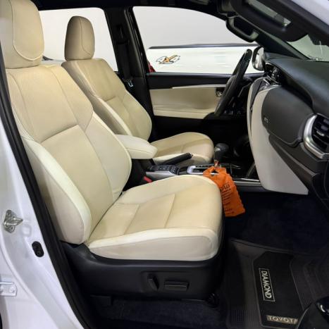 TOYOTA Hilux SW4 2.8 4P SRX 4X4 DIAMOND 7 LUGARES TURBO DIESEL AUTOM�TICO, Foto 11