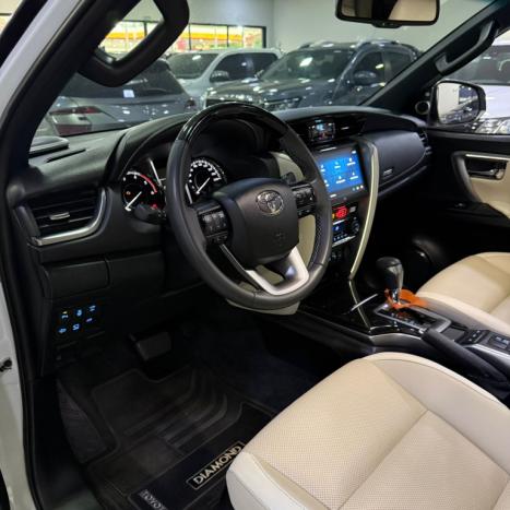 TOYOTA Hilux SW4 2.8 4P SRX 4X4 DIAMOND 7 LUGARES TURBO DIESEL AUTOM�TICO, Foto 14