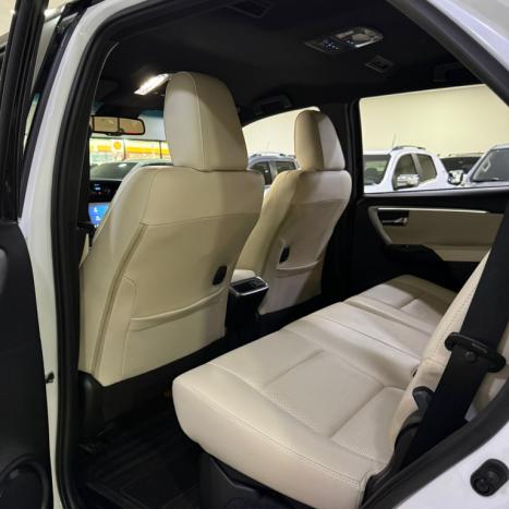 TOYOTA Hilux SW4 2.8 4P SRX 4X4 DIAMOND 7 LUGARES TURBO DIESEL AUTOM�TICO, Foto 17