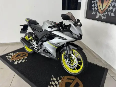 YAMAHA YZF R15 150 ABS, Foto 2
