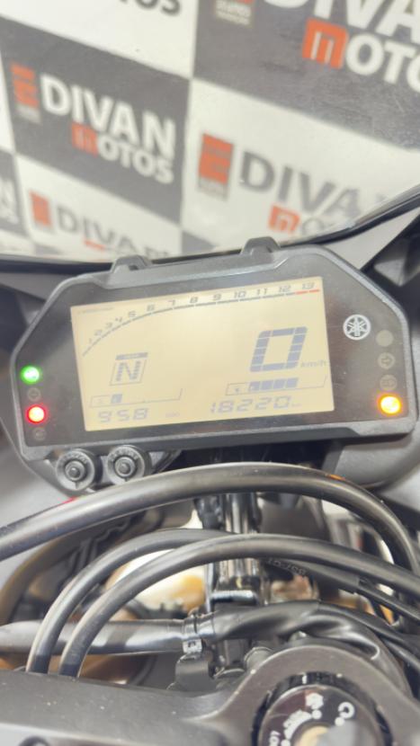 YAMAHA YZF R3 320 ABS, Foto 4