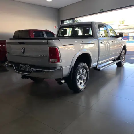 RAM 2500 6.7 I6 24V SLT CABINE DUPLA TURBO DIESEL LARAMIE 4X4 AUTOMTICO, Foto 4