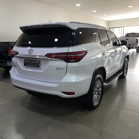 TOYOTA Hilux SW4 2.8 16V 4P SRX 4X4 7 LUGARES TURBO DIESEL AUTOMTICO, Foto 4