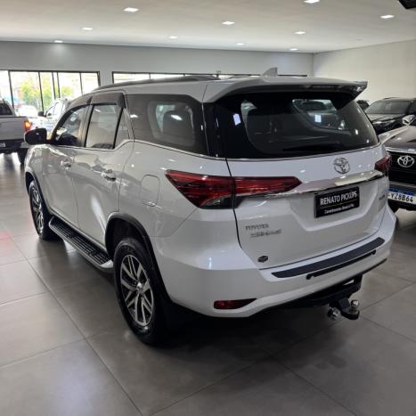 TOYOTA Hilux SW4 2.8 4P SRX 4X4 TURBO DIESEL AUTOMTICO, Foto 3