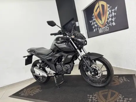 YAMAHA FZ 15 ABS, Foto 2