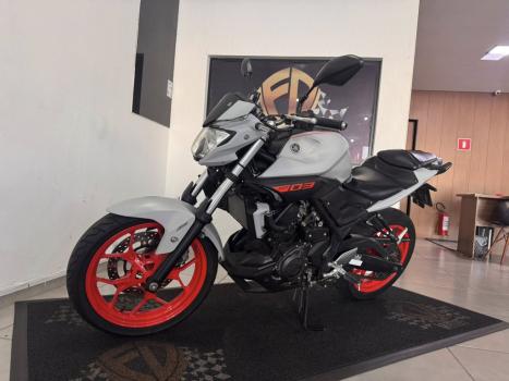 YAMAHA MT-03 300 ABS, Foto 3