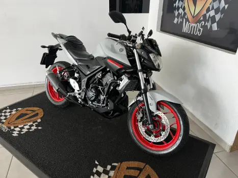 YAMAHA MT-03 300 ABS, Foto 2