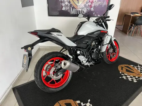 YAMAHA MT-03 300 ABS, Foto 6
