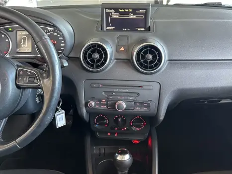 AUDI A1 1.4 16V TFSI ATRACTION S-TRONIC AUTOM�TICO, Foto 17