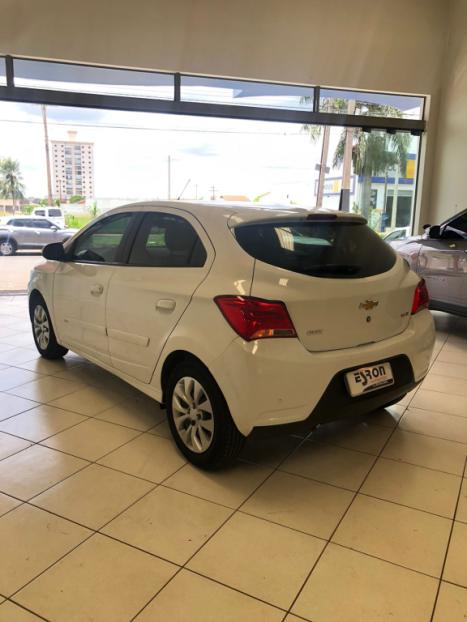 CHEVROLET Onix Hatch 1.4 4P FLEX LT, Foto 2