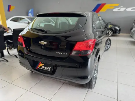 CHEVROLET Onix Hatch 1.4 4P FLEX LTZ, Foto 2