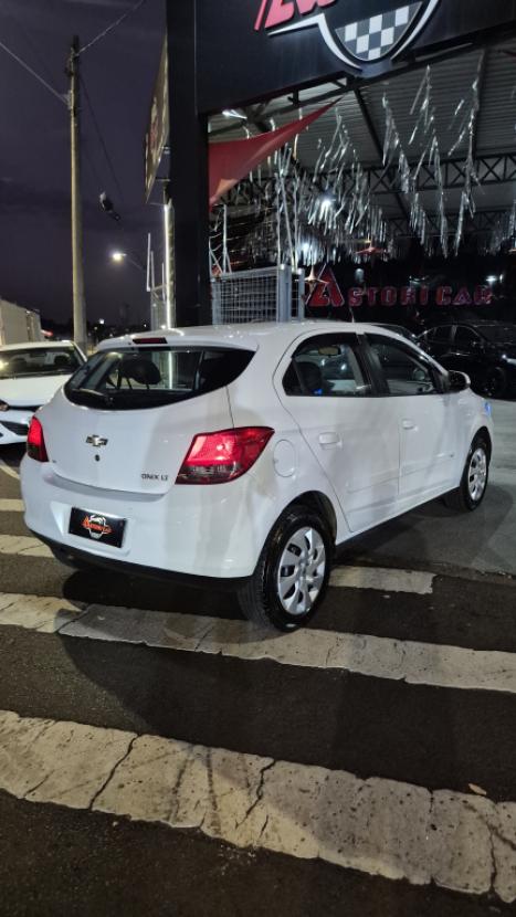 CHEVROLET Onix Hatch 1.4 4P FLEX LT AUTOM�TICO, Foto 4